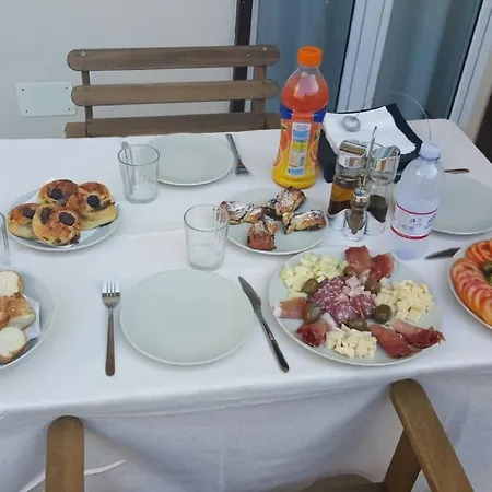 Bed & Breakfast 3 Under