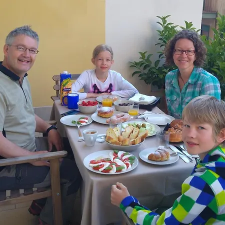 Frühstückspension Bed & Breakfast 3 Under 2*